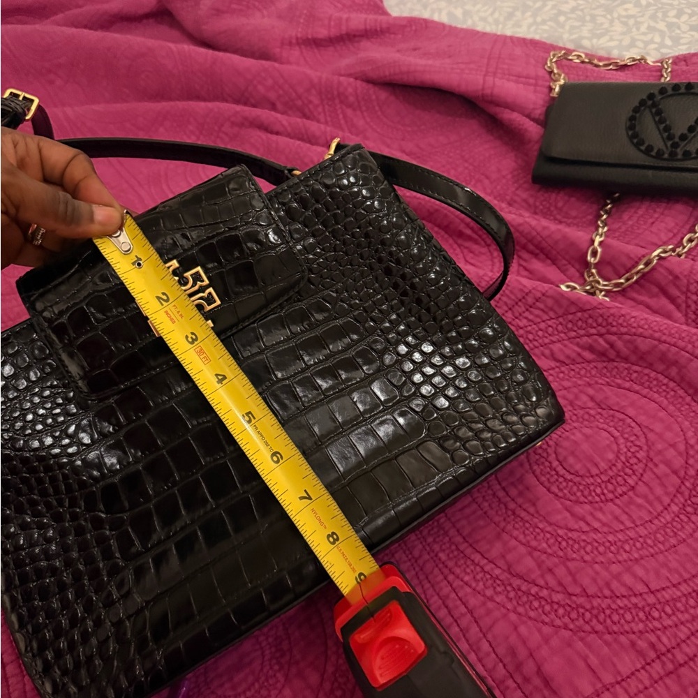 Elegant Black Crocodile-Embossed Handbag - Picture 4 of 15